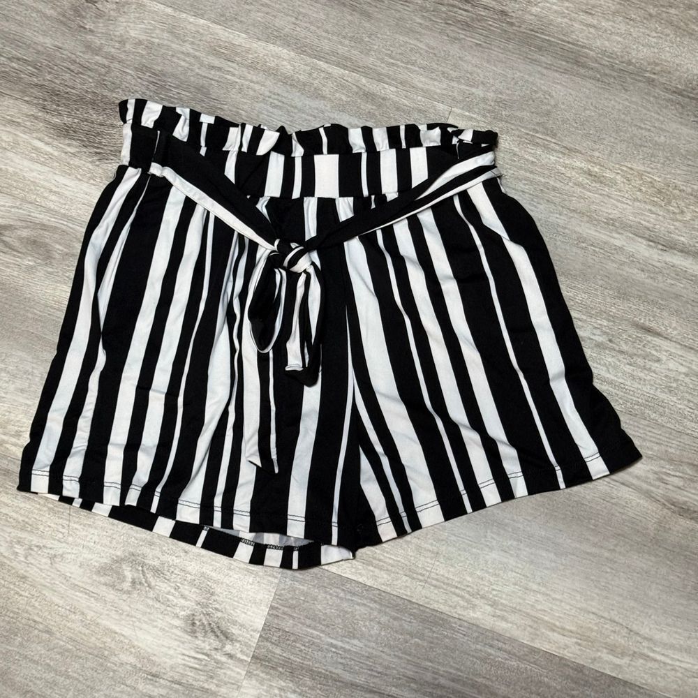 Vertical striped soft shorts size‎ medium NWT
